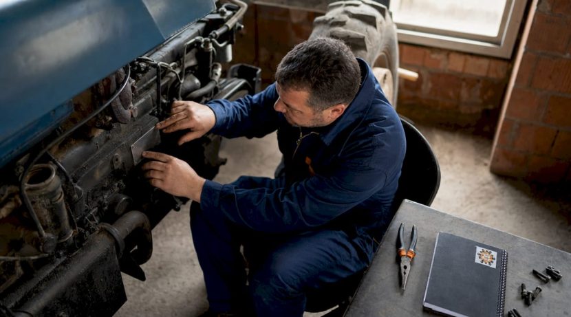 Un tehnician verifică plăcuța de identificare a motorului Sisu AGCO
