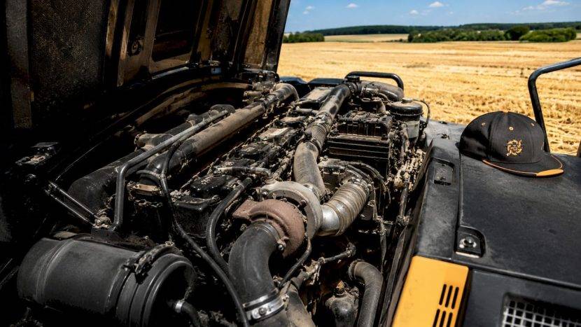 Detaliu cu motorul unui tractor Cummins Fastrac surprins în aer liber